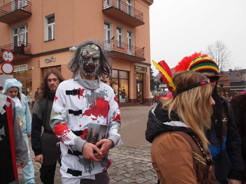 Zakopane. Maturzyści zatańczyli poloneza na Krupówkach [ZDJĘCIA,WIDEO]