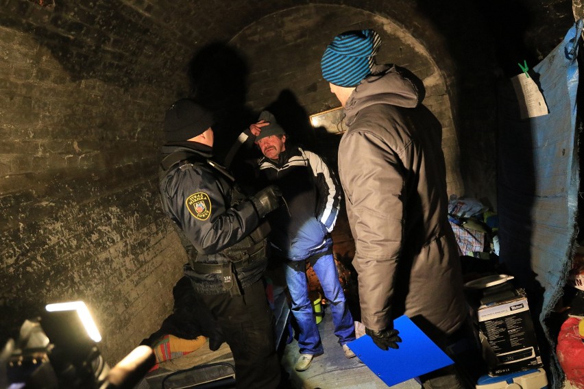 Na zdjęciu - Liczenie bezdomnych w bunkrze przy ulicy Polnej