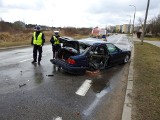 Wypadek na Alei Niepodległości. BMW uderzyło w słup (zdjęcia, wideo)