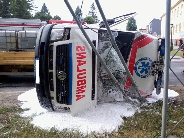 Wypadek karetki pogotowia. Karetka się przewróciła