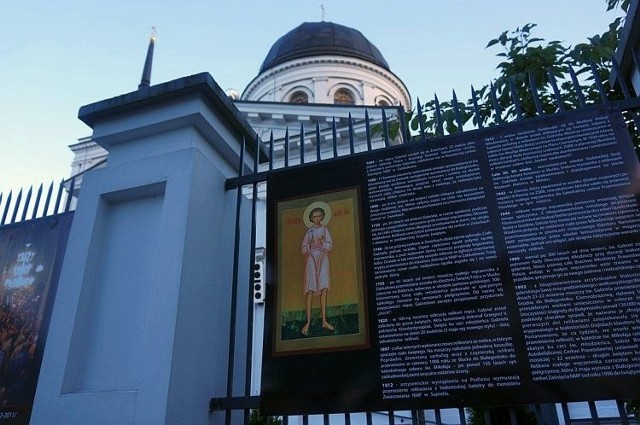 Tuż przed wejściem od strony parkingu można poznać całą historię św. Młodzieńca Gabriela i jego relikwii