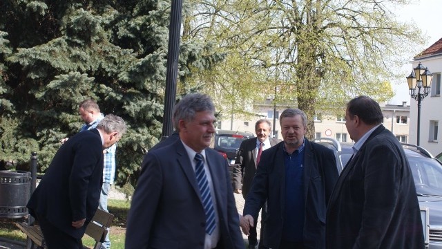 Senatora Romana Zaborowskiego i senatora Andrzeja Grzyba (od lewej) powitał przed Starostwem Powiatowym w Chojnicach starosta Stanisław Skaja.