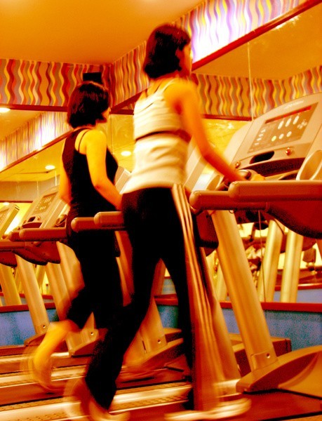Regularne ćwiczenia w klubie fitness dają świetne efekty.