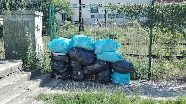 Stosy śmieci można znaleźć także w innych miejscach starówki - tu przy Dworcu Toruń Miasto