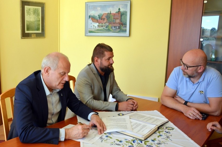 Burmistrz Żukowa podpisał umowę z wykonawcą na budowę...