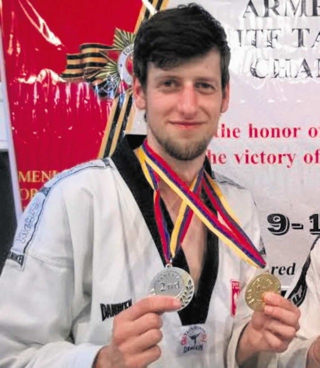 Mateusz Dylawerski z medalami zdobytymi w Armenii 