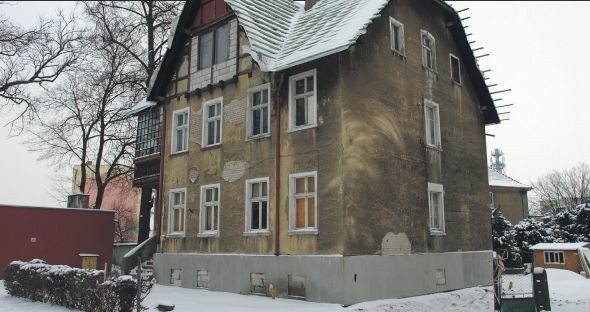 Sprzedana kamienica przy ul. 1 Maja w Białogardzie, to obiekt o powierzchni aż 356 metrów kwadratowych. Nieruchomość jest przeznaczona w miejscowym planie zagospodarowania przestrzennego pod budownictwo mieszkaniowe wielorodzinne oraz jako tereny usług.