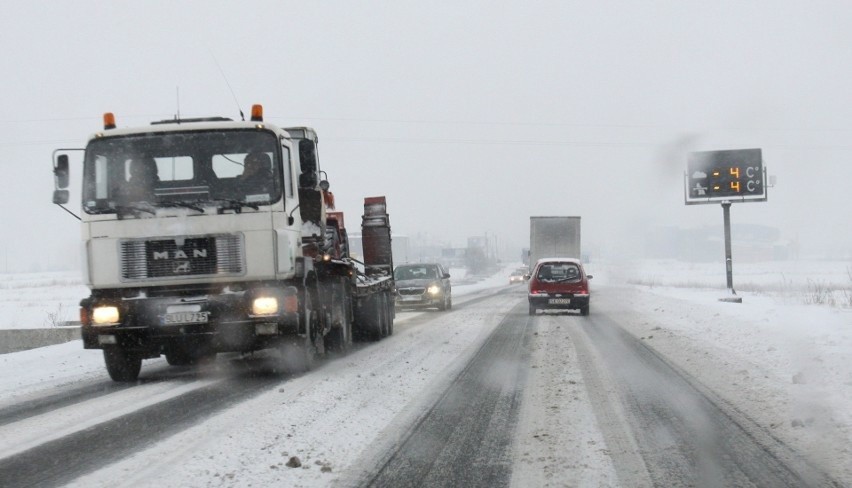 Intensywne opady śniegu w woj. śląskim. W tym roku zima jest bezlitosna
