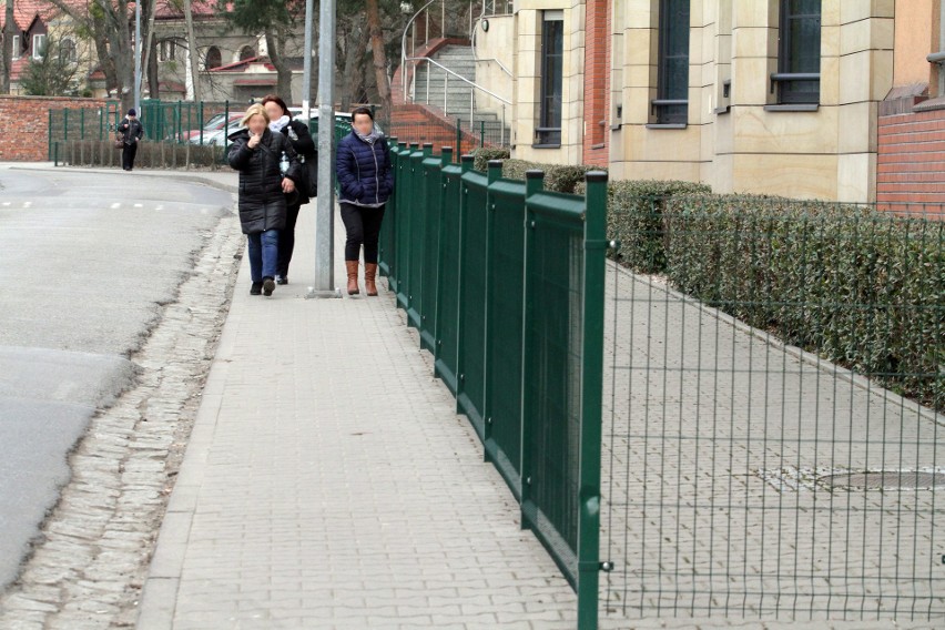 Siostry zakonne zagrodziły chodnik płotem, bo piesi zaglądali im przez okno