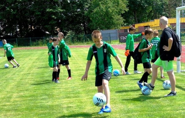 Festyn z okazji Dnia Dziecka dla młodych piłkarzy Akademii Piłkarskiej Pogoń Staszów. Bawiło się około 200 dzieci [ZDJĘCIA]