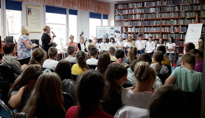 Narodowe Czytanie w bibliotece w Myszyńcu i w szkole w...