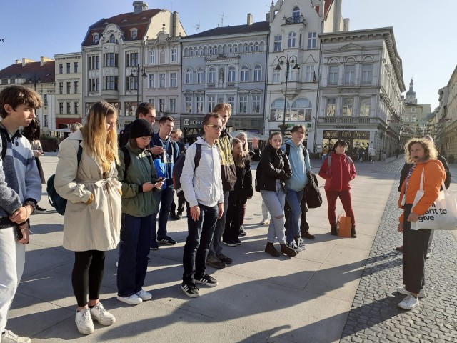 Wizyta Czechów w VI LO w Bydgoszczy była możliwa dzięki grantowi Erasmus . W czasie pobytu w naszym mieście uczniów z Gymnázium Vodňany nie zabrakło też zwiedzania Bydgoszczy z przewodnikiem.