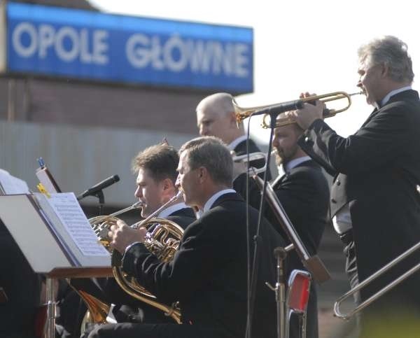 Filharmonicy Opolscy grali w wielu nietypowych miejscach, jak galerie handlowe czy zakład karny. Na zdjęciu występ muzyków na dworcu głównym PKP w Opolu w 2006 roku.