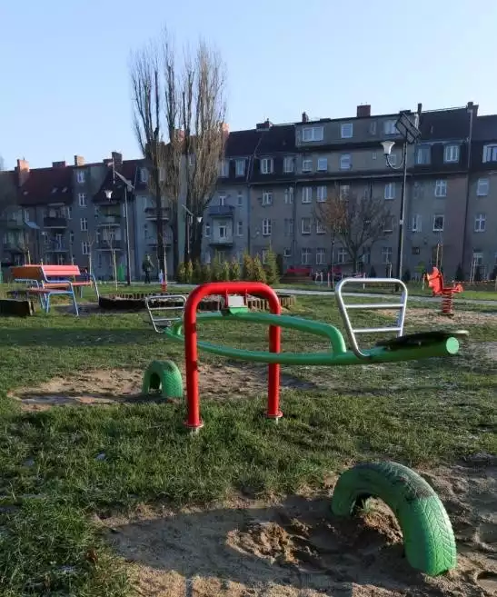 Plac zabaw pomiędzy ulicami Małachowskiego, Wolności i Niemcewicza przez wiele lat był zaniedbany. Od miesięcy się zmienia. Efekty już widać, a prace będą tam kontynuowane.