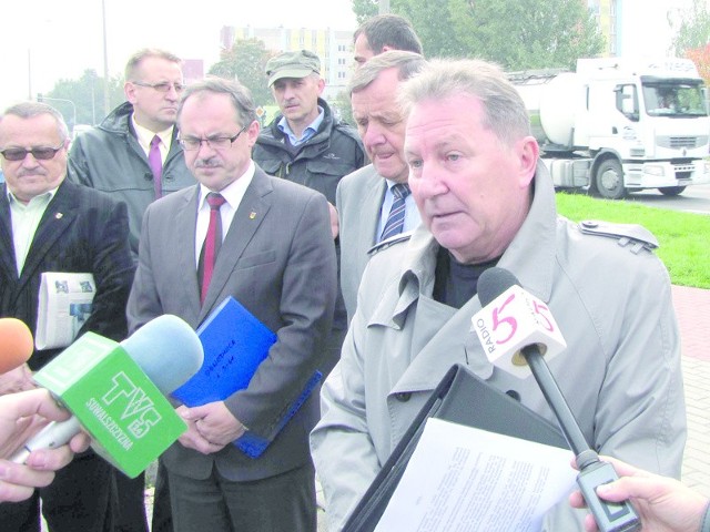 - Będziemy protestowali aż do skutku - zapowiada S. Kulikowski. Obok - H. Owsiejew i prezydent Renkiewicz, który z racji pełnionej funkcji w skład komitetu nie wszedł.