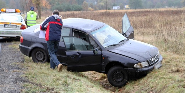 Audi wypadło z drogi pod Świdnicą.