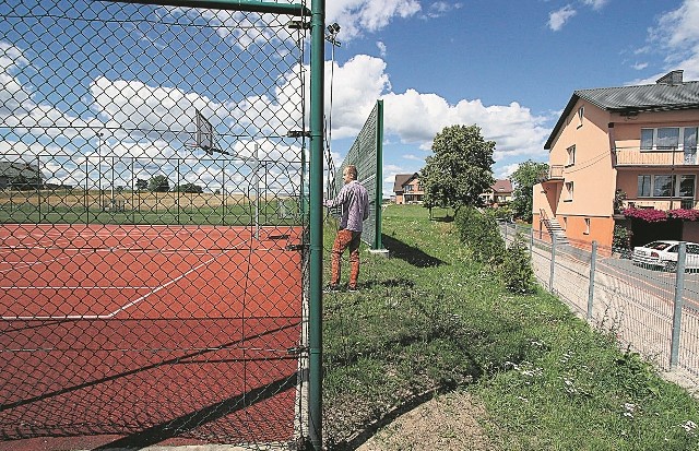 Przy kłopotliwym dla mieszkańca Radlina (jego dom stoi po prawej stronie) boisku zamontowano ekrany dźwiękochłonne, teren ogrodzono, posadzono drzewa, piłkochwyty zamontowano na wysokości 8 metrów.