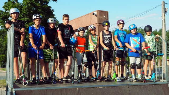 Skate park przy Suchedniowskim Ośrodku Kultury "Kuźnica" to miejsce uwielbiane przez miejscową młodzież. Każdego dnia trenują tam rolkarze, deskorolkarze, a także fani wyczynowych rowerów i hulajnóg. Obiekt niedawno przeszedł remont, zamontowano na nim również monitoring.  Kuźnica zorganizowała niedawno zawody hulajnogowe. Zgłosiło się 14 uczestników. Turniej rozegrano systemem play - off, pary zawodników losowano. Liczyło się jak najlepsze wykonanie jak najtrudniejszych trików. Pierwsze miejsce zajął Jakub Przeworski, drugie Maksymilian Woś, na podium stanął też Piotr Sitarski. Nagrodami były ochraniacze i kask.Zobaczcie jak rywalizowano w zawodach