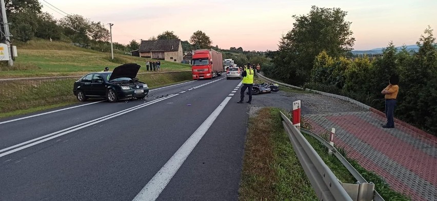 Wypadek z udziałem motocyklisty w Bukowej. Droga krajowa nr 73 zablokowana