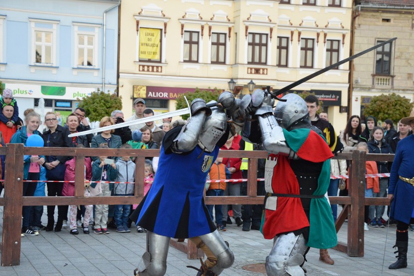 Jarmark w Oświęcimiu. Nie ma róży bez ognia [ZDJĘCIA, WIDEO]