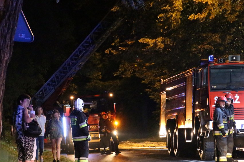 Groźny pożar w Rybniku. Paliło się 14 samochodów
