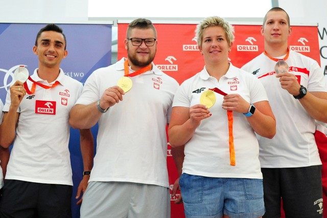 Multimedaliści mistrzostw świata w lekkiej atletyce Paweł Fajdek i Anita Włodarczyk (w środku) oraz Wojciech Nowicki i Adam Kszczot (z lewej)