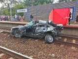 Śmiertelny wypadek w Różycy pod Koluszkami. Samochód wjechał pod pociąg [ZDJĘCIA, FILM]