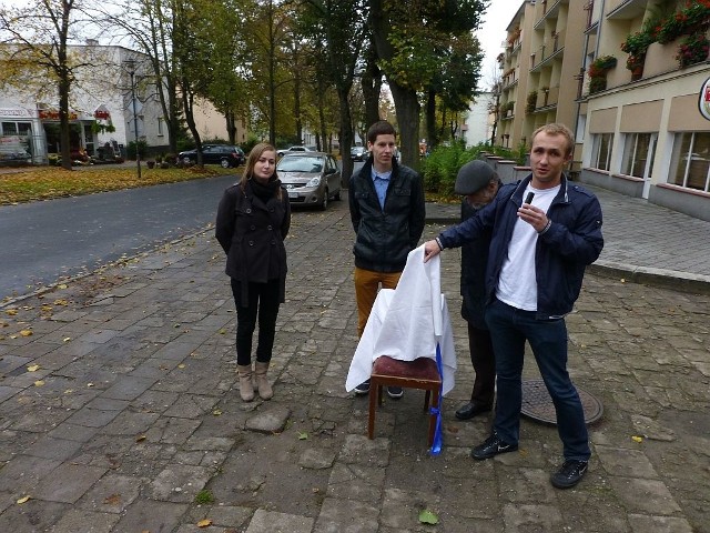 - Starosta siedzi na wygodnym skórzanym fotelu. Natomiast jego inwestycje wyglądają tak, jakby stare krzesło zostało przykryte prześcieradłem. Proponujemy, żeby swój fotel wymienił na takie właśnie krzesło - tłumaczył radny SP Maciej Szota.