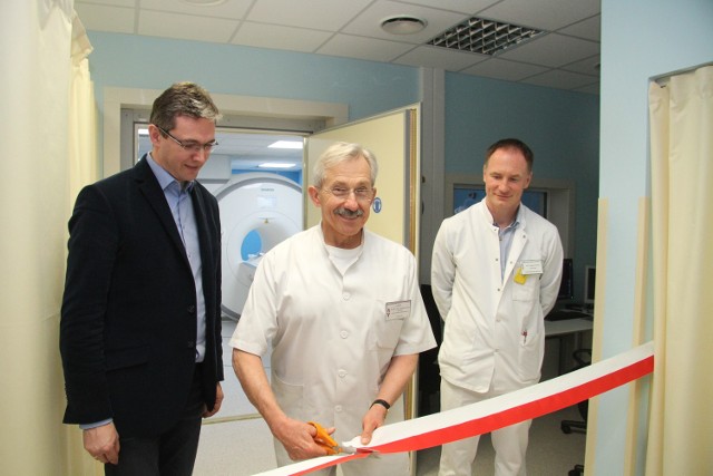 Otwarcia pracowni rezonansu dokonali marszałek Adam Jarubas, dyrektor Centrum Onkologii Stanisław Góźdź i doktor Tomasz Dróżdż.