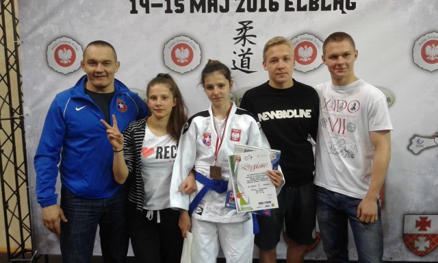 Nikola Szlachta (w środku) powiększyła swoją kolekcję medalową