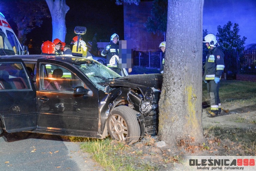 VW uderzył w drzewo. Jedna osoba ranna [ZDJĘCIA] 