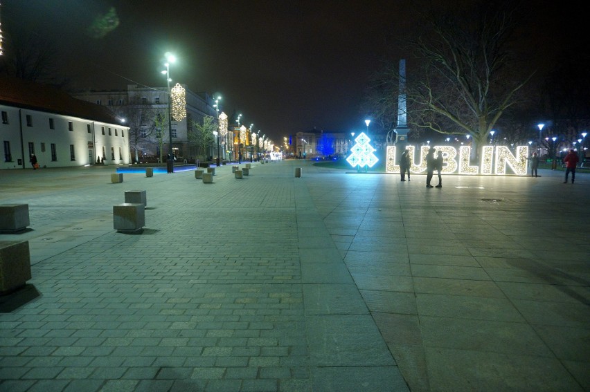 Lublin w Sylwestra prawie opustoszał. Nieliczni wybrali się na ostatni w tym roku spacer. Zobacz zdjęcia