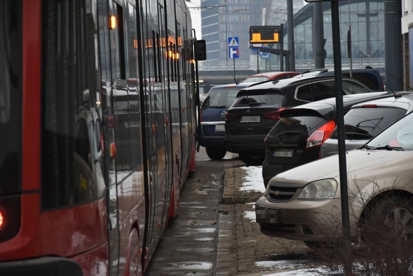 Źle zaparkowane auto przez godzinę blokowało przejazd tramwajom. Pojazd został odholowany