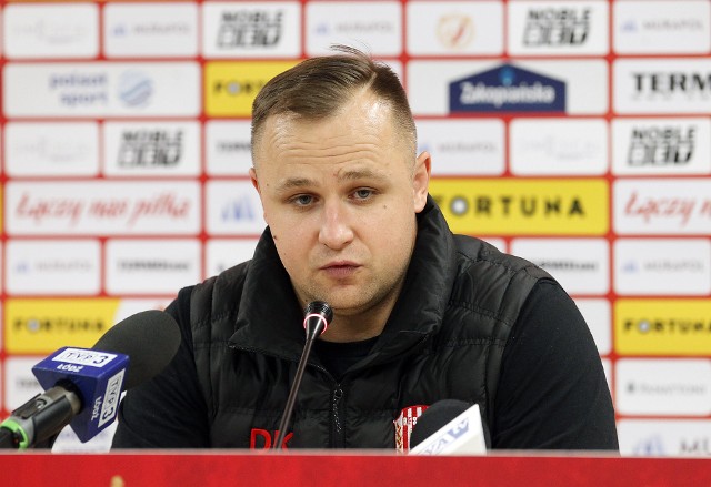 Dawid Kroczek po zakończeniu obecnego sezonu przestanie być trenerem pierwszoligowej Resovii. Jego umowa z klubem zostanie rozwiązana za porozumieniem stron.