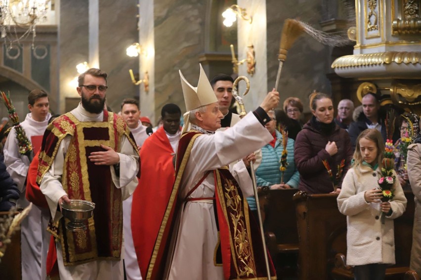 Biskup Marian Florczyk poświęcił palmy w kieleckiej katedrze