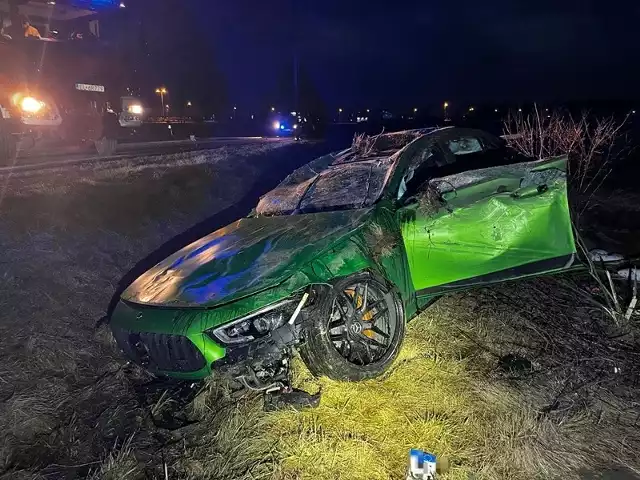 Pijany 23-letni mężczyzna rozbił Mercedesa wartegi milion złotych.