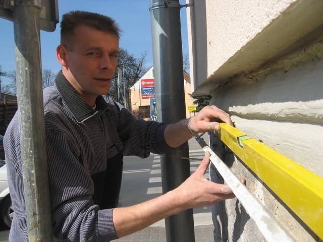 - W tej chwili poprawiam sztukaterię, czyli ozdoby na budynku. Później przyjdzie czas na parapety, okna i werandę - mówił nam robotnik Jan Barwiński z Buszowa.