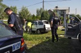 Fiat dachował - trzy osoby są w szpitalu. Kierowca zniknął, ale policja już go ściga. (zdjęcia)