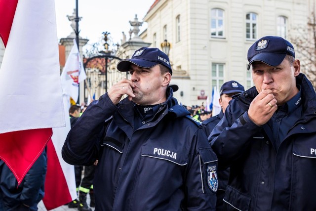 Policjanci z Poznania wzięli udział w ogólnopolskiej manifestacji służb mundurowych w Warszawie