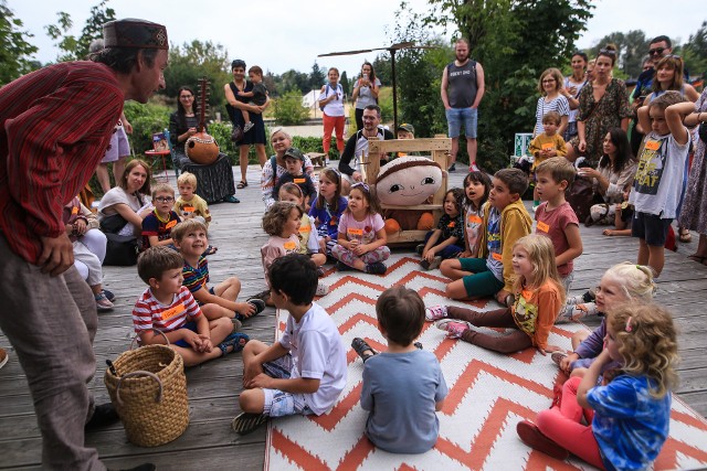 Poznańskie wydawnictwo Zakamarki, specjalizujące się w literaturze dla dzieci, obchodzi 28 sierpnia swoje 15. urodziny. Z tej okazji przygotowano dla odwiedzających wiele atrakcji wśród nich kiermasz książki, kącik czytelniczy czy liczne gry i zabawy dla najmłodszych. Zobacz więcej zdjęć --->