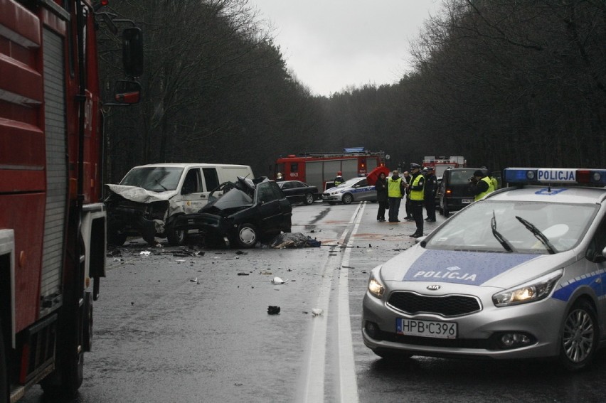 Wypadek na krajowej trójce. Jedna osoba nie żyje. Droga Legnica - Lubin była zablokowana (ZDJĘCIA)