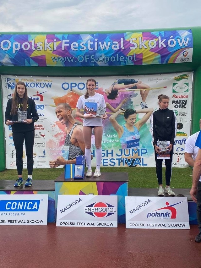 Bardzo szczęśliwa Hanna Grabowska na podium w środku 