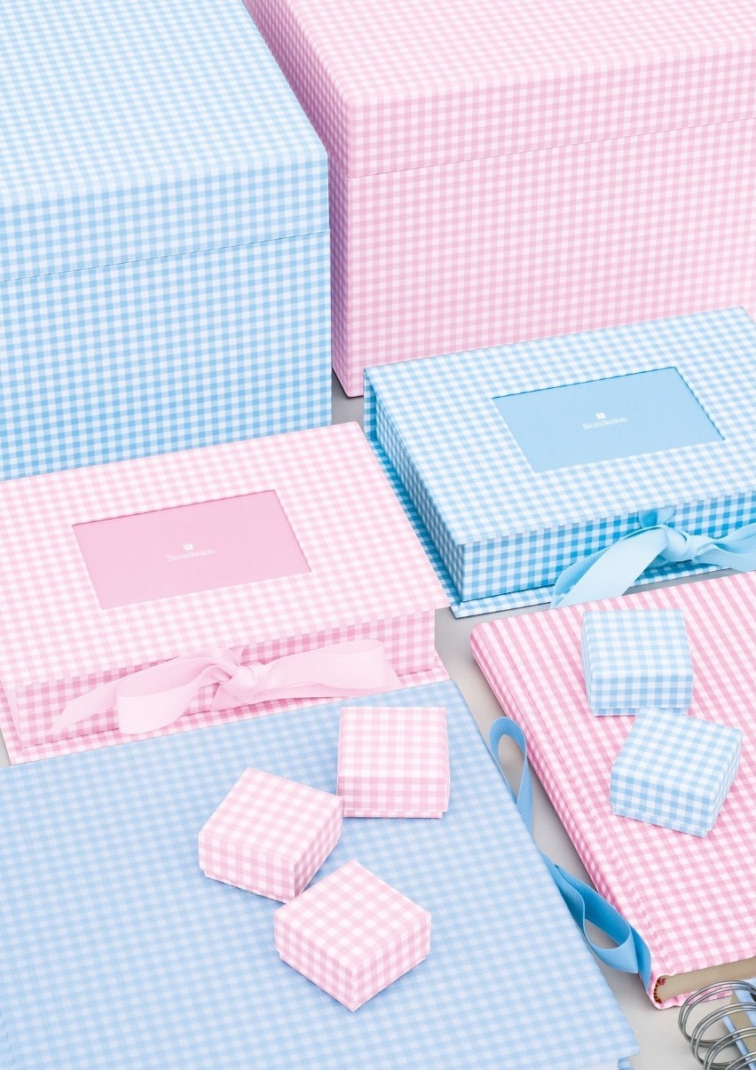 Subtelne pudełka prezentowe ozdobione pastelową kratą spodobają się zarówno starszym, jak i młodszym dziewczynom