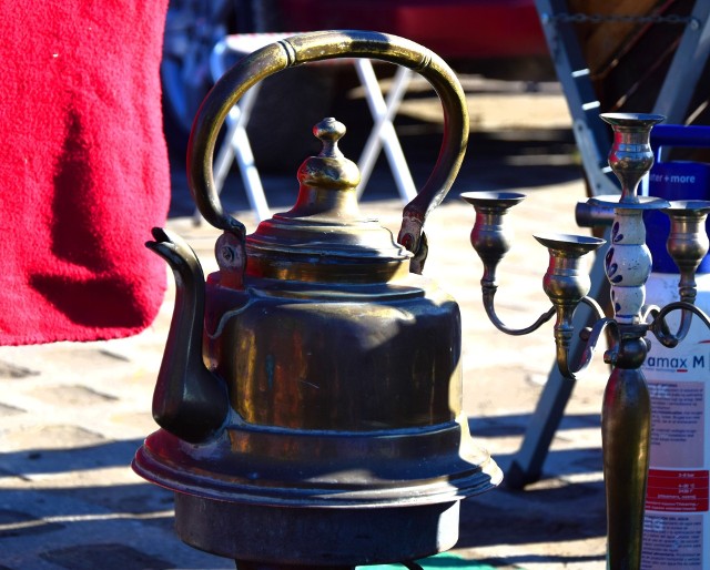 Na giełdzie w Sandomierzu można kupić wiele unikatowych przedmiotów, jak ten czajnik. Zobacz więcej na kolejnych zdjęciach.