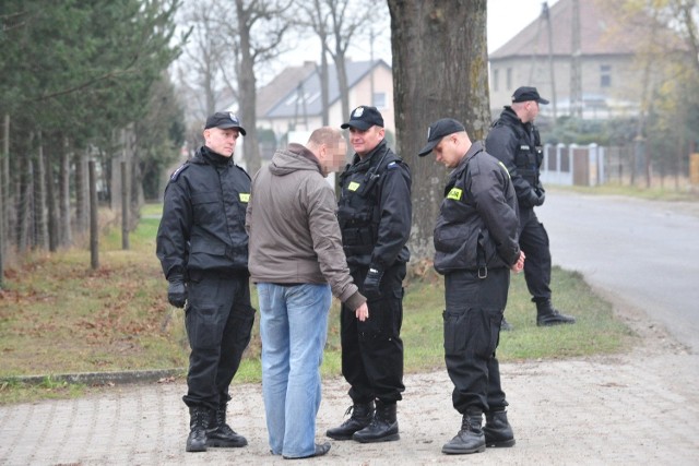 - Kiedy wszedłem do środka teść leżał w przedpokoju w kałuży krwi - mówi Gerard Kampa. - Zresztą krew była wszędzie. Wezwaliśmy pogotowie. Lekarz od razu powiedział, że to morderstwo i wezwał policję.Więcej o tej szokującej zbrodni w środowym wydaniu Nowej Trybuny Opolskiej.