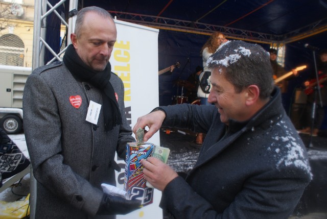 Były poseł Jan Cedzyński wylicytował piłkę z autografami piłkarzy ręcznych Vive Tauronu Kielce za 1500 złotych!