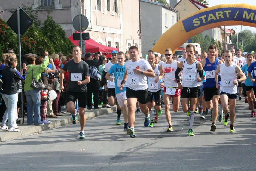 Biegacze, kobiety i mężczyźni, musieli pokonać 10 kilometrów