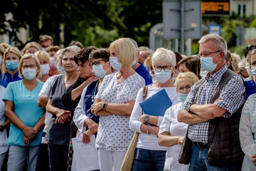 Protest w obronie dyrektorki szpitala w Wałbrzychu Marioli...