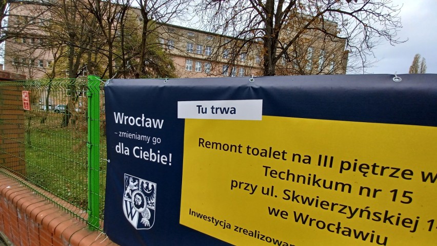 Banery informujące o remoncie toalet nie są za darmo. Czy w...