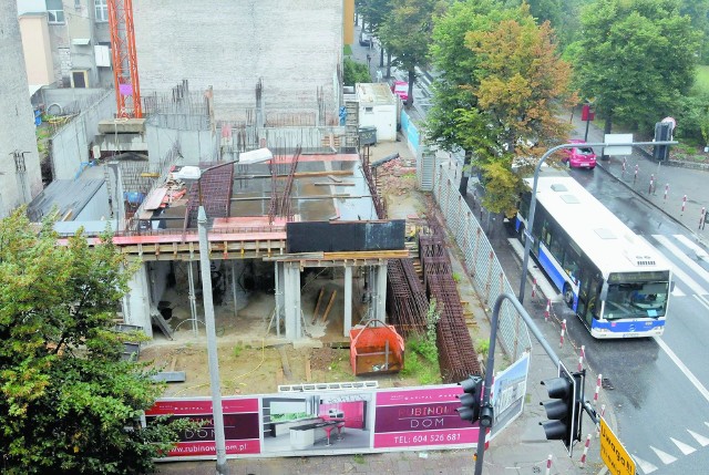 Budowa apartamentowca w BydgoszczyObecny stan budowy apartamentowca nie wskazuje na to, aby na początku 2012 roku mogli wprowadzać się do niego pierwsi lokatorzy.